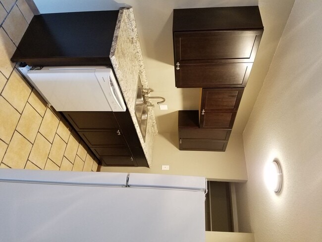 Building Photo - Remodeled 2 Bedroom