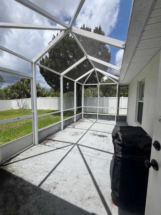 Building Photo - Single family Home with Florida room!