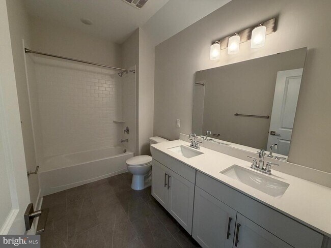 Building Photo - 1404 Justin Dr