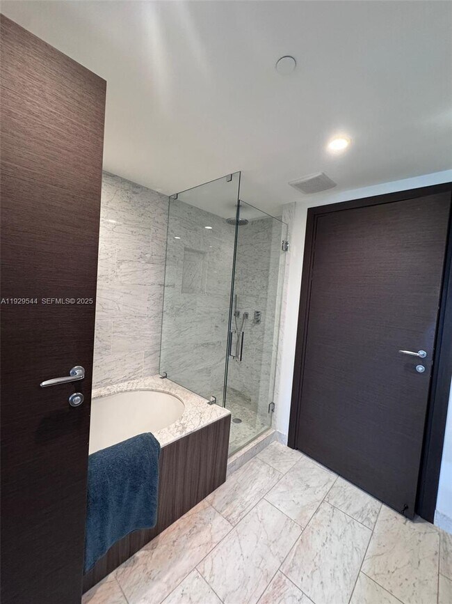 Building Photo - 1000 Brickell Plaza