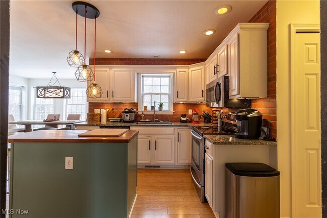 Building Photo - 889 Holborn Rd