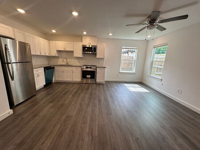 Building Photo - 3-Bedroom Duplex with Modern Finishes & Fu...