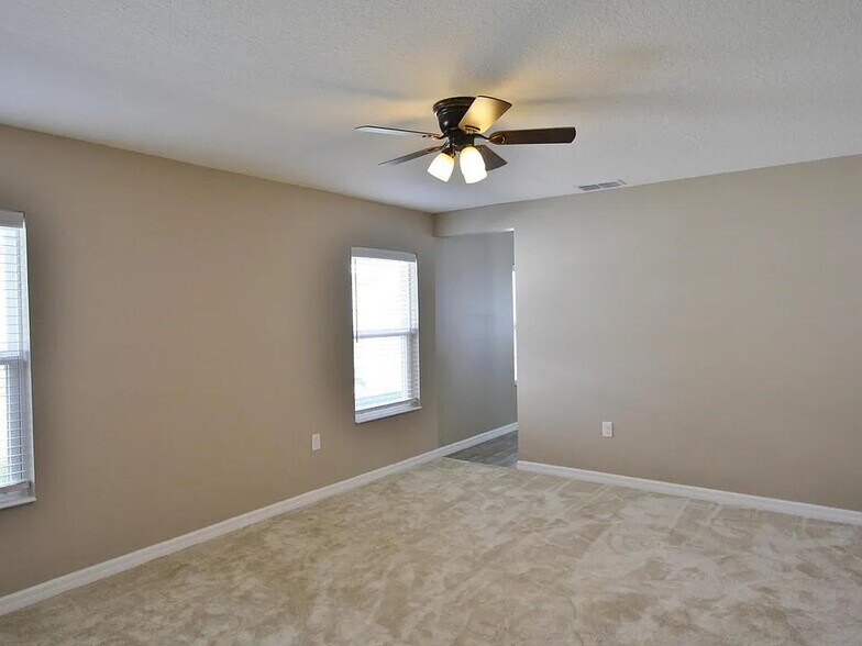 Building Photo - 5555 NW Pine Trail Cir