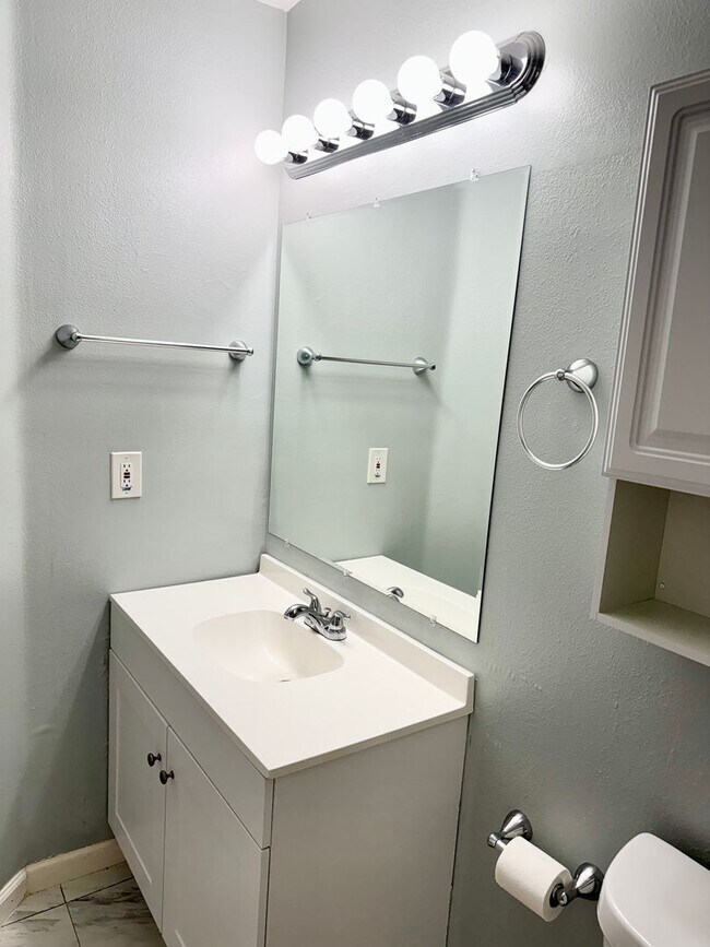 Building Photo - Beautiful 2 bedroom/2 bathroom corner condo in gated Regency Park!