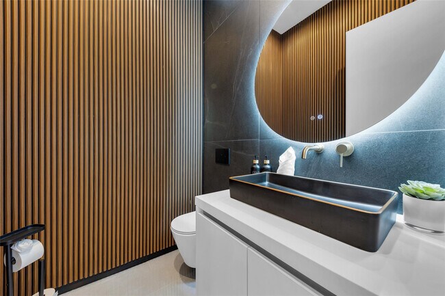 Building Photo - 727 NE 17th Way