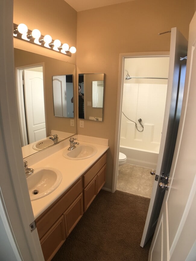 Building Photo - Gorgeous NW Home 4 Bed/3 Bath $2,800 Depos...