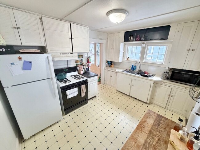 Building Photo - 3 Bedroom Apartment in Burlington VT Available NOW! OFF STREET PARKING, LAUNDRY, HEAT INCLUDED!