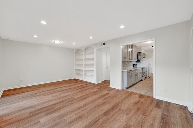 Building Photo - 500 N Post Oak Ln