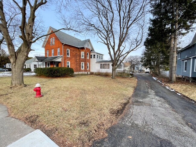 Building Photo - 55 Oak St
