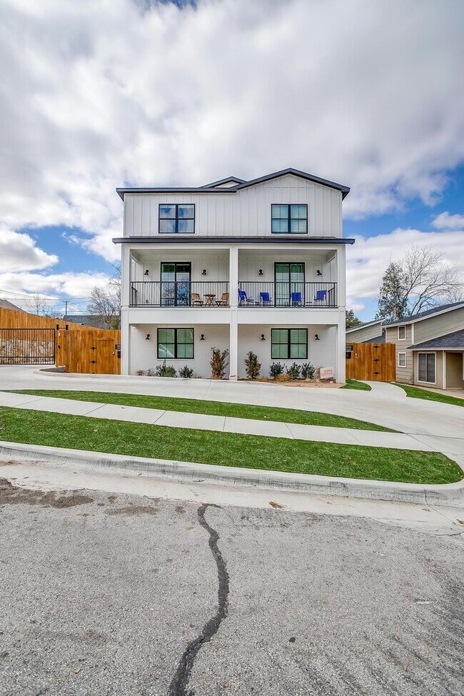 Building Photo - 2834 Wayside Ave