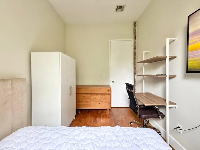 Building Photo - Furnished room/NOT APARTMENT
