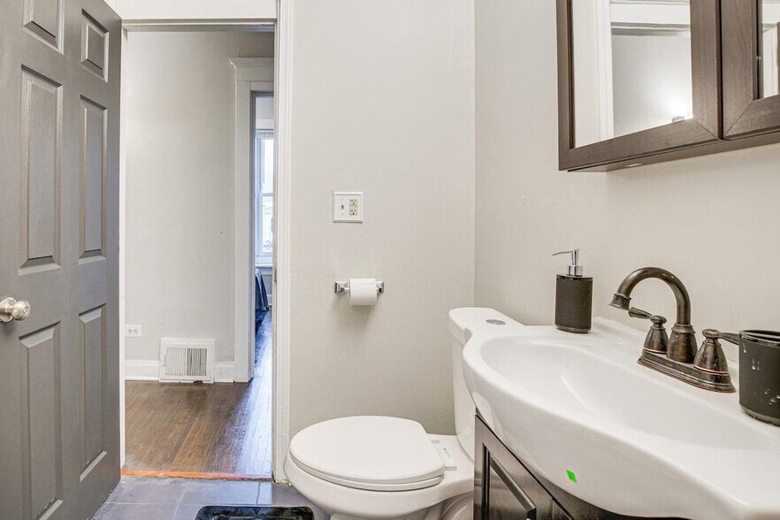 Building Photo - 7440 S Ingleside Ave