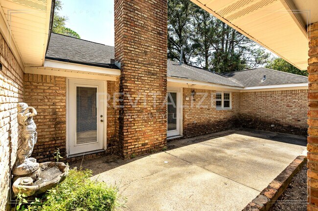 Building Photo - Beautifully Preserved 4 Bd / 3 Ba Vintage ...