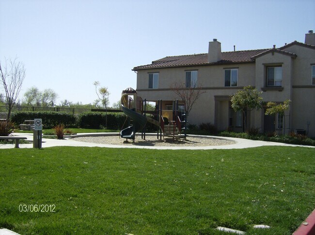Building Photo - Spacious Three Bedroom Townhouse with Atta...