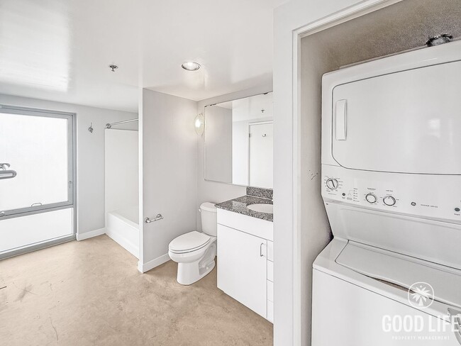 Building Photo - Spacious 2B/2BA Acqua Vista Condo w/ A/C & Washer/Dryer!