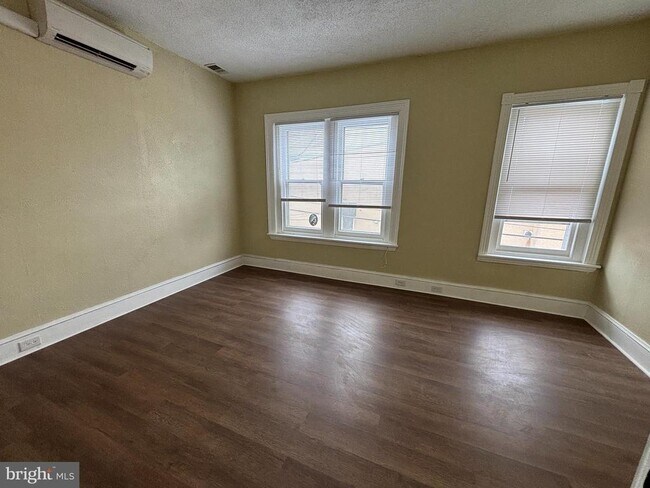 Building Photo - 130 E 4th St