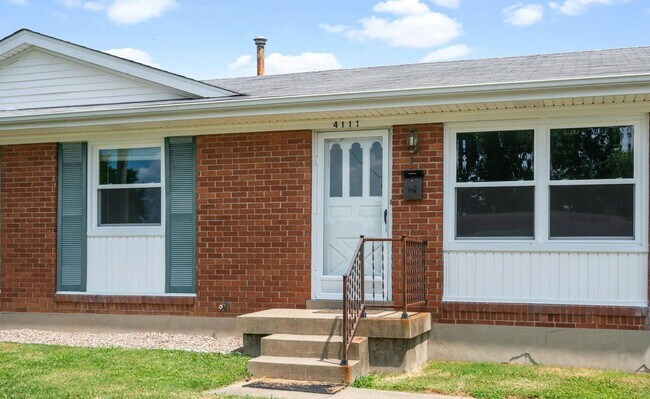 Building Photo - Welcome home to this updated bright and sp...