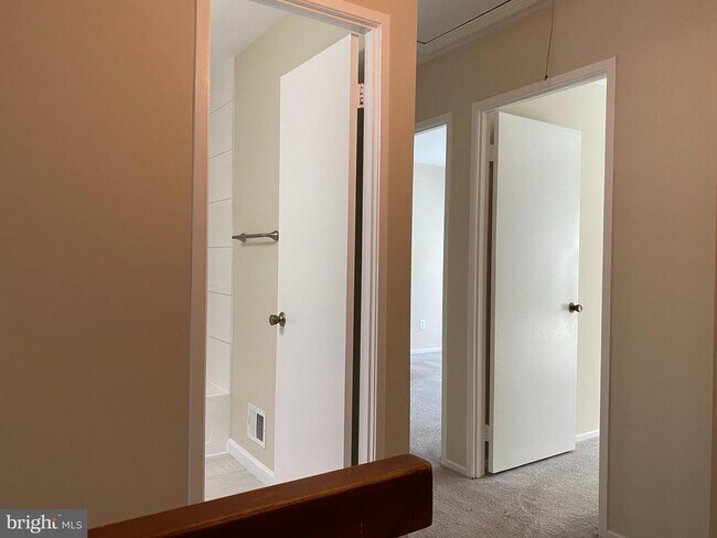 Building Photo - 2804 Cambridge Dr