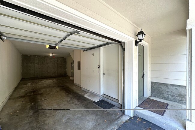 Building Photo - Lovely 2 bedroom Townhome in great Central...