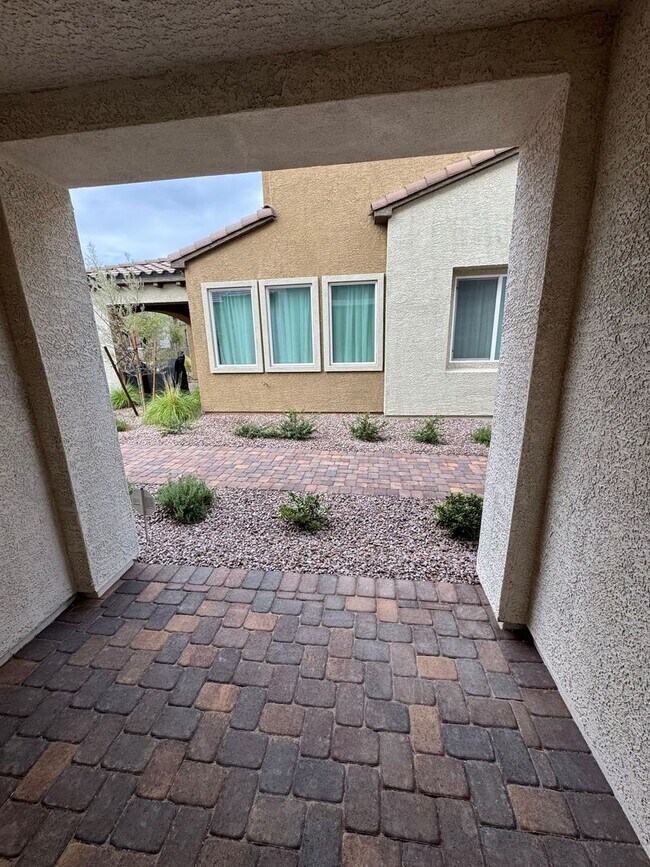 Building Photo - Stylish 3-Bedroom Home with Open Layout & ...