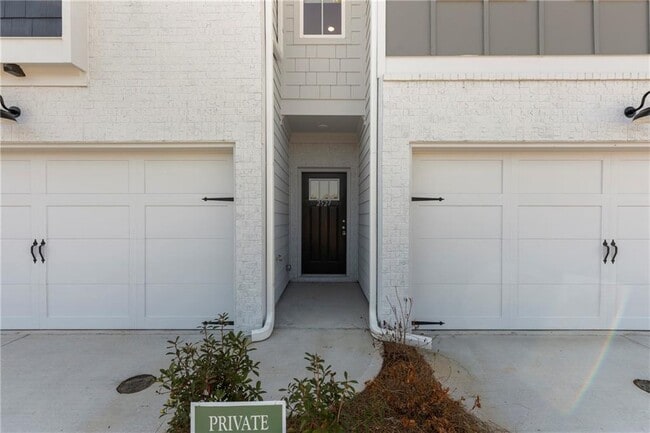 Building Photo - 2527 Riverside Rd