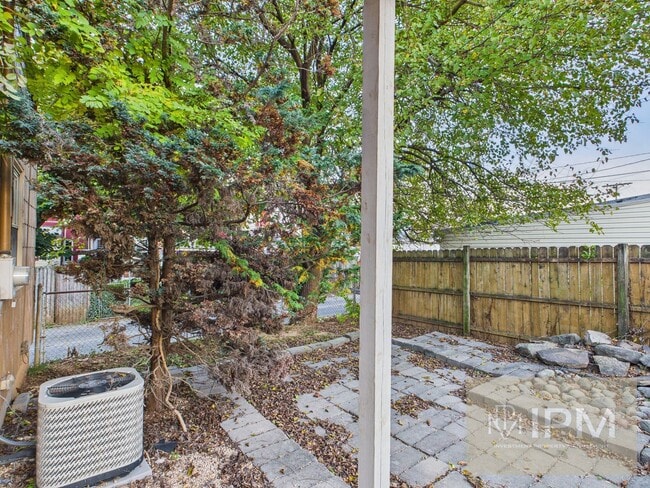 Building Photo - Available Now!!  Charming 2 Bed, 1 Bath Ho...