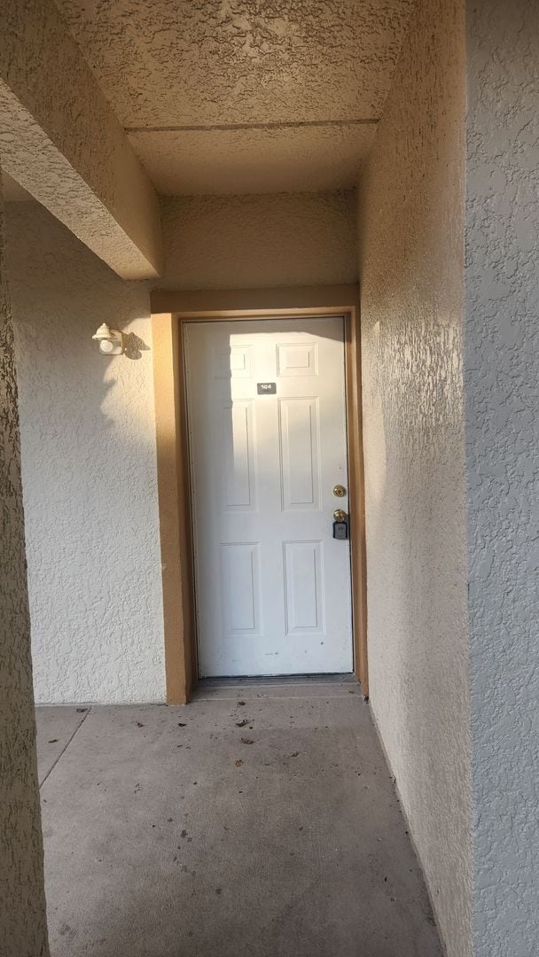 Building Photo - 3 bedroom 2 bath condo