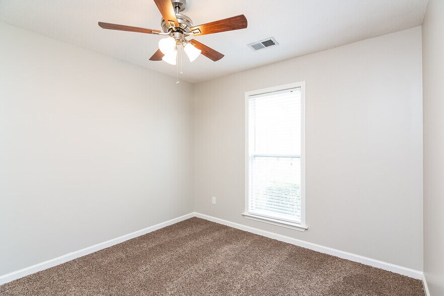 Building Photo - 1597 Far Dr