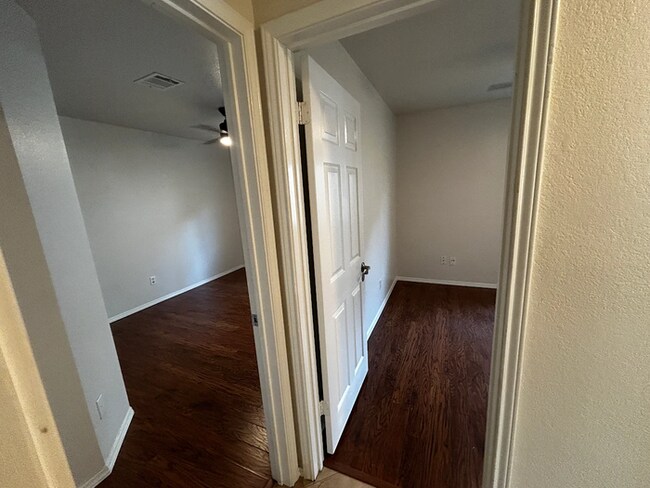 Building Photo - 3BR w/ Fenced Backyard + Garage in Round Rock