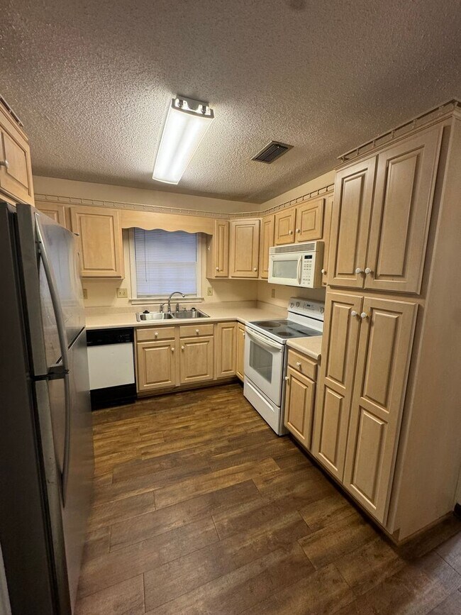 Building Photo - 702 Sandhurst Dr