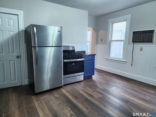 Building Photo - 402 Park St