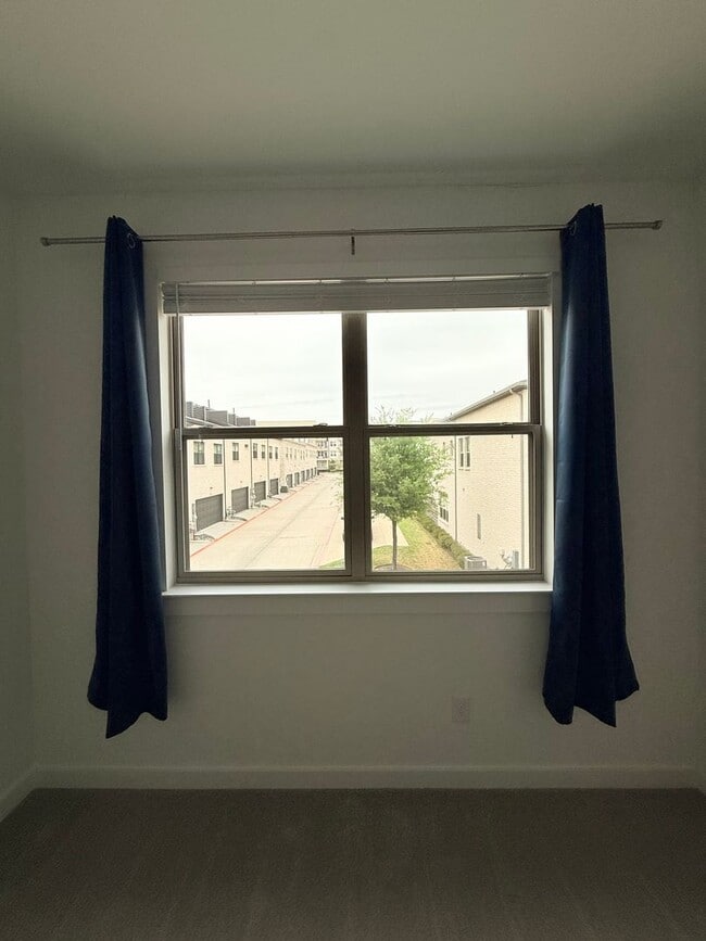 Building Photo - AVAILABLE NOW -Stunning 3-Bedroom Townhome Overlooking Greenbelt in Plano ISD 600 Collier Drive