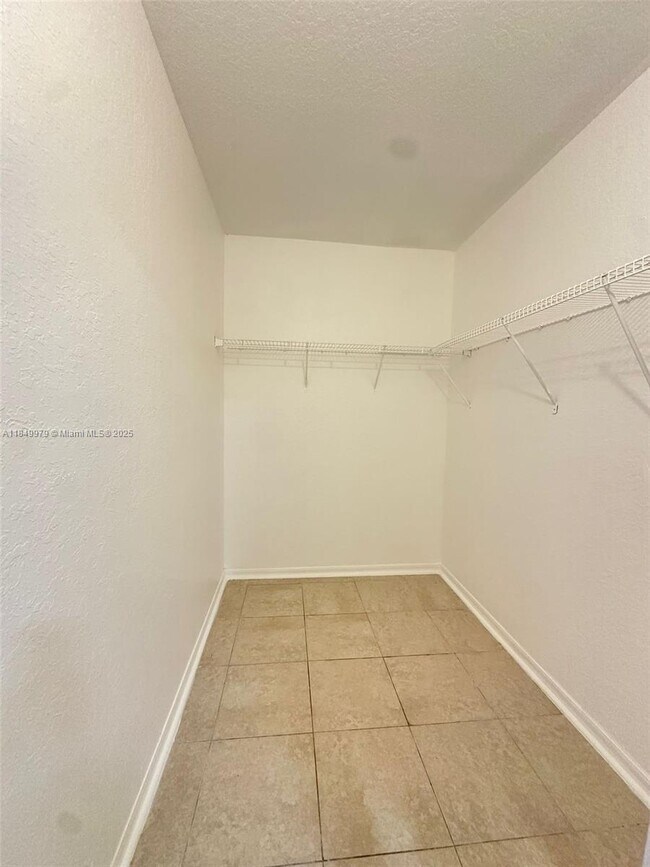 Building Photo - 941 SW 6th Pl