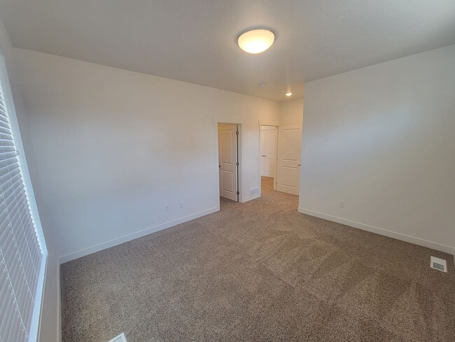 Building Photo - GORGEOUS Spacious Town Home