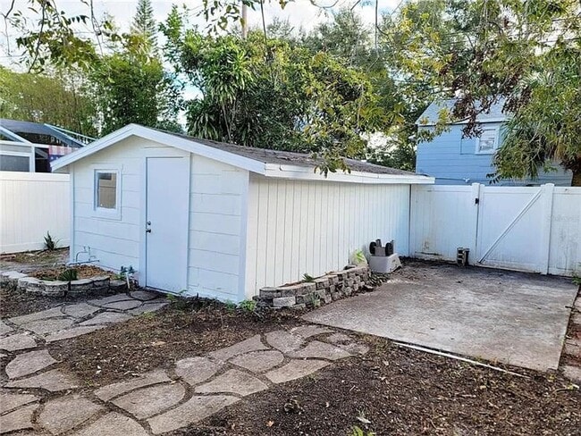 Building Photo - lovely 3/1 house with fence yard