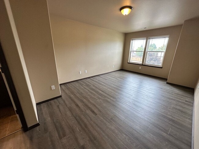 Building Photo - 2100 N Chestnut St