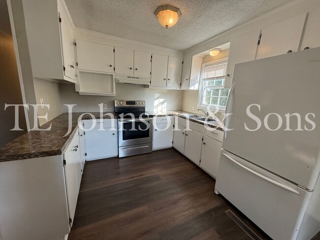 Building Photo - Cozy 3 Bedroom Home with Modern Touches in...