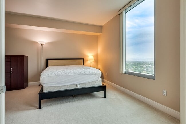 Building Photo - Turnberry Towers 1904E-Strip/Golf/City Views from this Fully Furnished 1Bd Residence