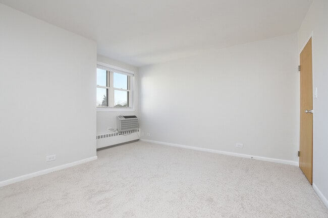 Building Photo - 1333 W Touhy Ave