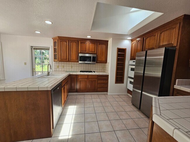 Building Photo - REGAL 4 Bed/3 Bath Home in FREMONT