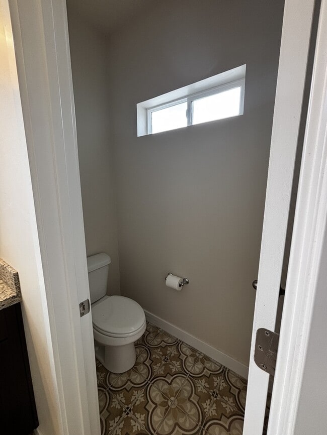 Building Photo - Convenient location