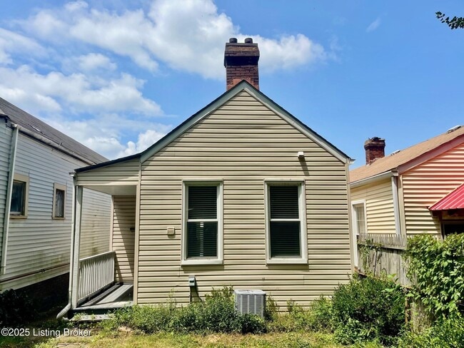 Building Photo - 813 Swan St