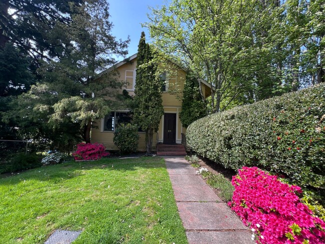Building Photo - Studio apartment near WWU!