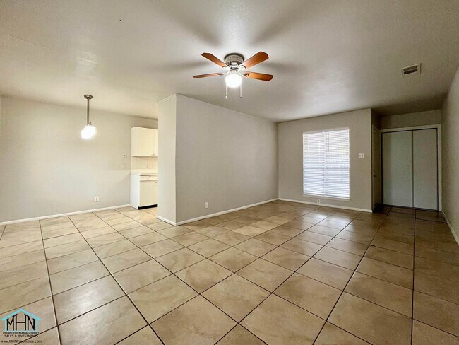 Building Photo - Bright and Airy Duplex in Harmony Hills, just blocks away from West Ave, Blanco Rd and NW Military!