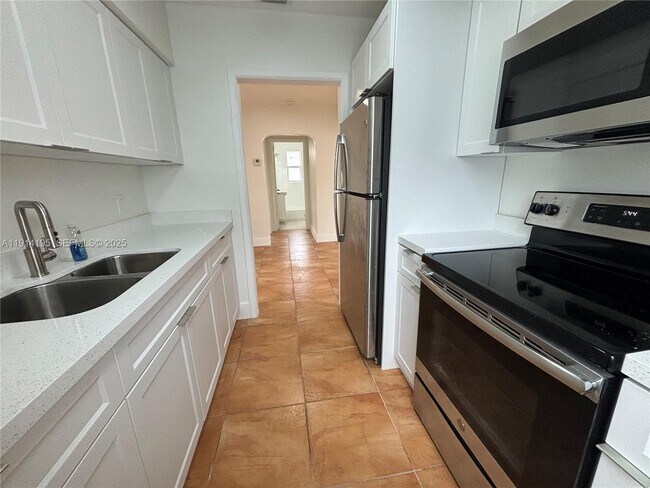 Building Photo - 111 SW 31st Ct