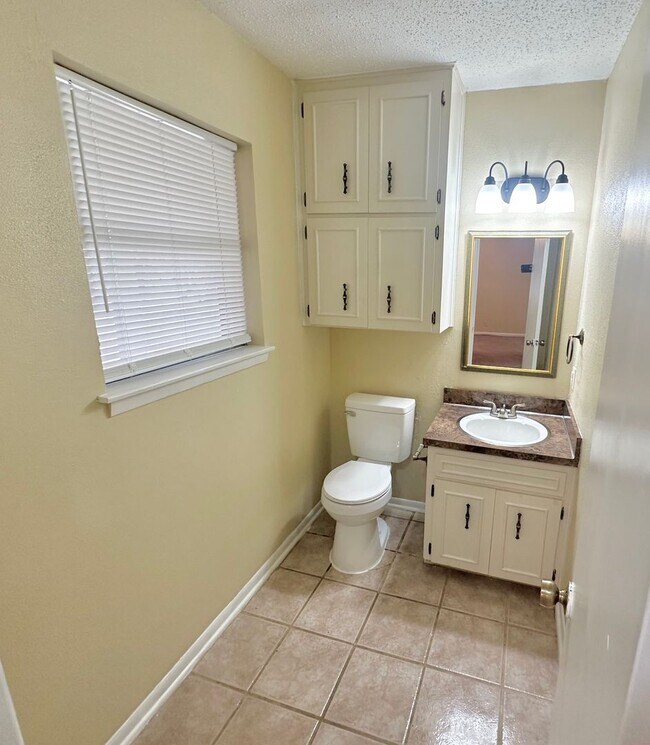 Building Photo - AVAILABLE NOW!