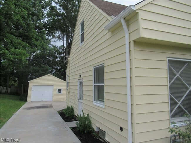 Building Photo - 86 Cowles Ave