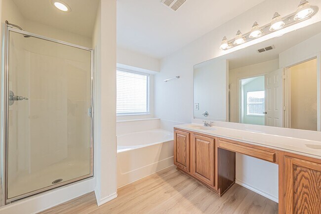 Building Photo - 3 Bedroom 2 Bath Home