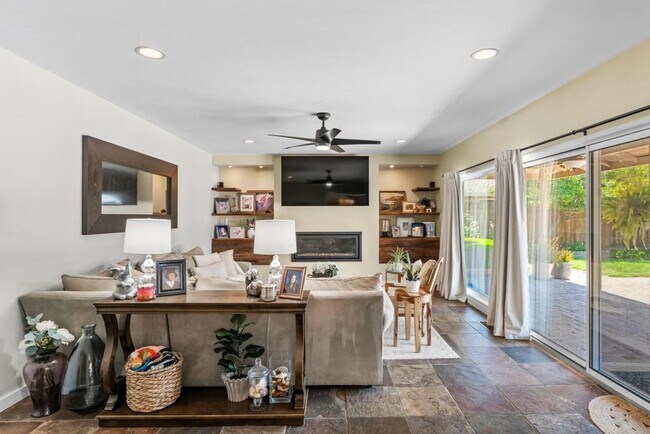 Building Photo - Stunning home located is sought after Northgate!