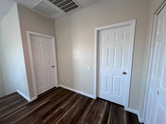 Building Photo - 2820 Dowitcher Ave